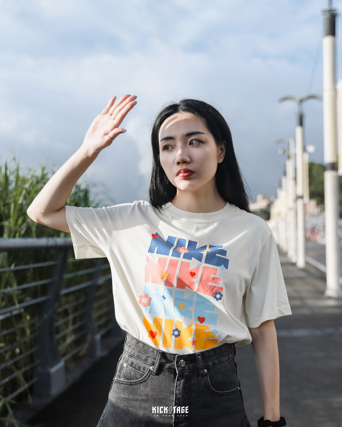**特價商品售出不退換**女款 NIKE NSW TEE 淡黃色 粉橘色 繽紛 彩色 串標 彩虹 小花 塗鴉 小標 短T【DJ5377-111】Rainbow