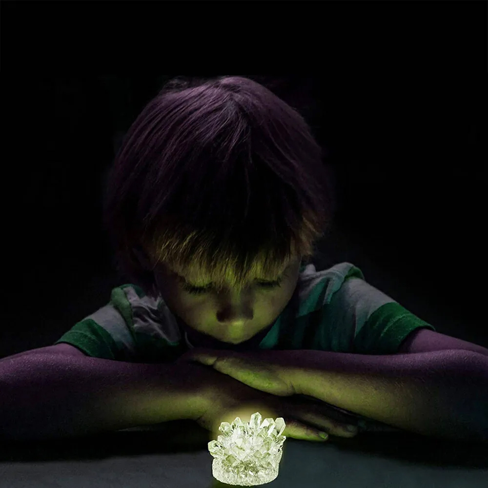 National Geographic 晶透奇蹟 夜光水晶栽種實驗室