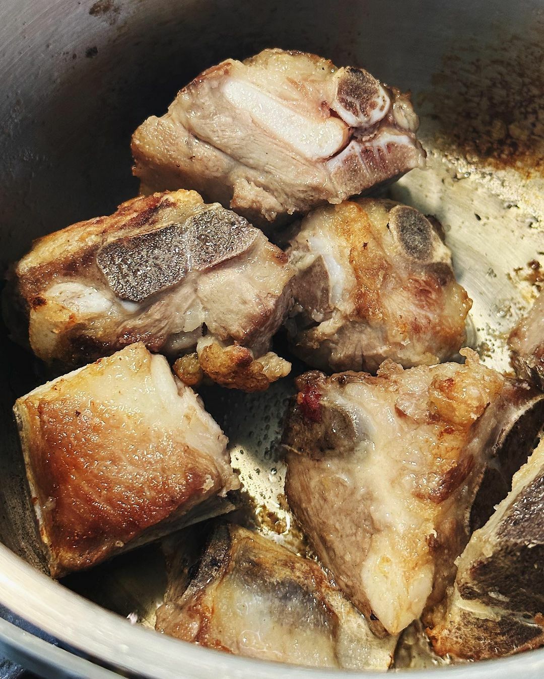 ① 中火加入橄欖油將排骨丁煎汁金黃，取出