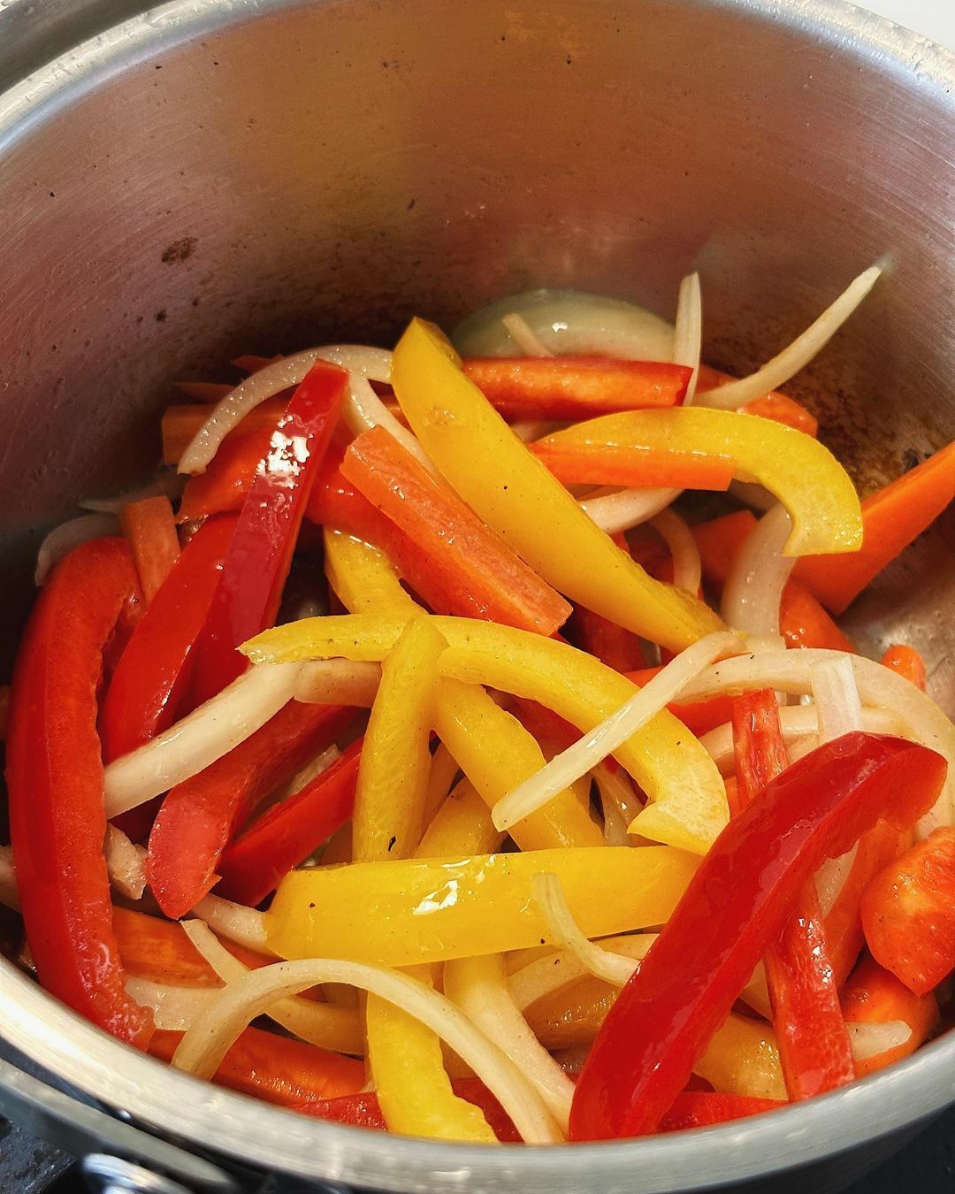 ② 將甜椒、洋蔥、胡蘿蔔加入鍋中拌炒