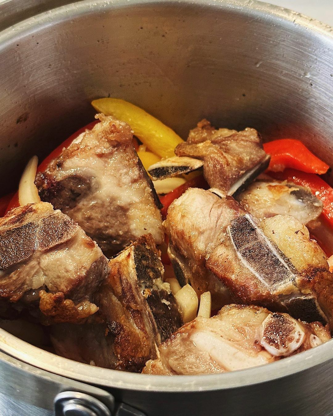 ③ 將麵粉加入稍微拌炒