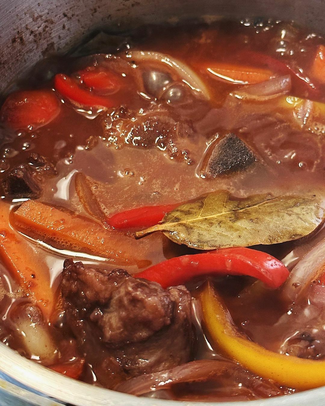 ⑤ 文火慢燉1小時，煮到醬汁濃稠骨肉軟嫩有分離感就可以上桌了 （如果可以的話，最好像 @laura.cookndrink 的作法放烤箱烤3小時）