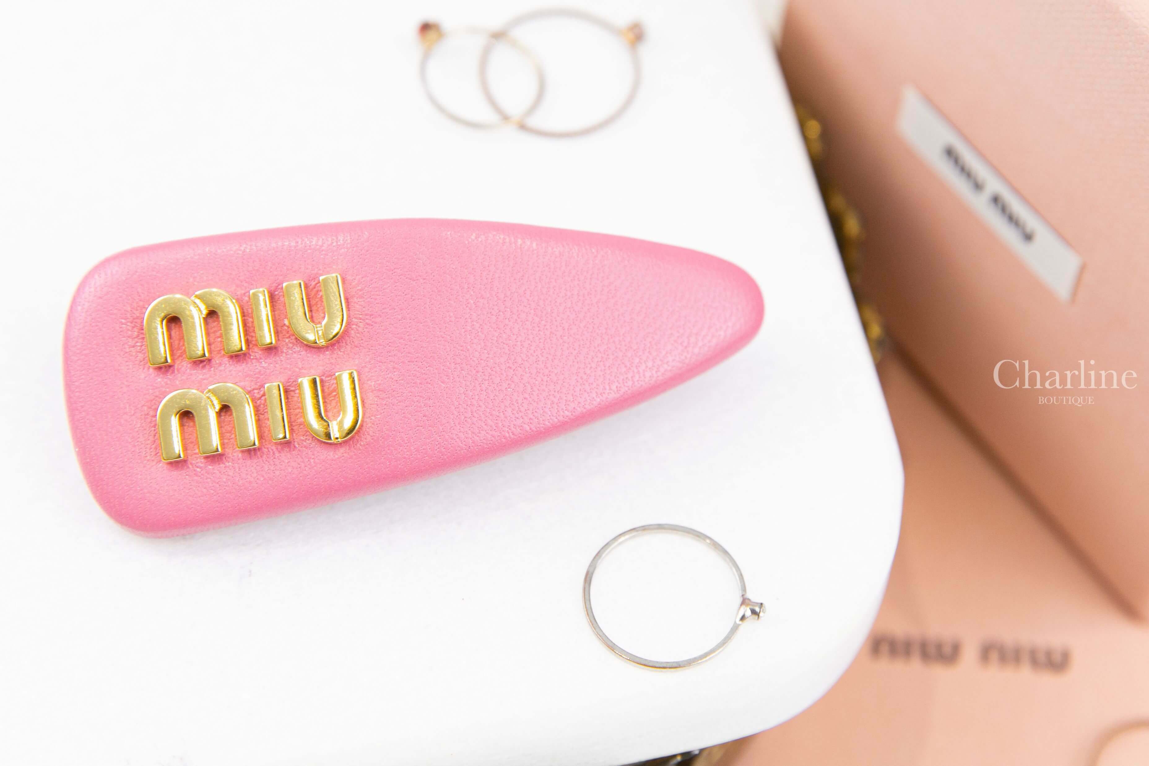 Miu Miu Nappa Leather Hair Clip 海棠粉金色字母皮革髮夾-Charline Boutique 精品代購