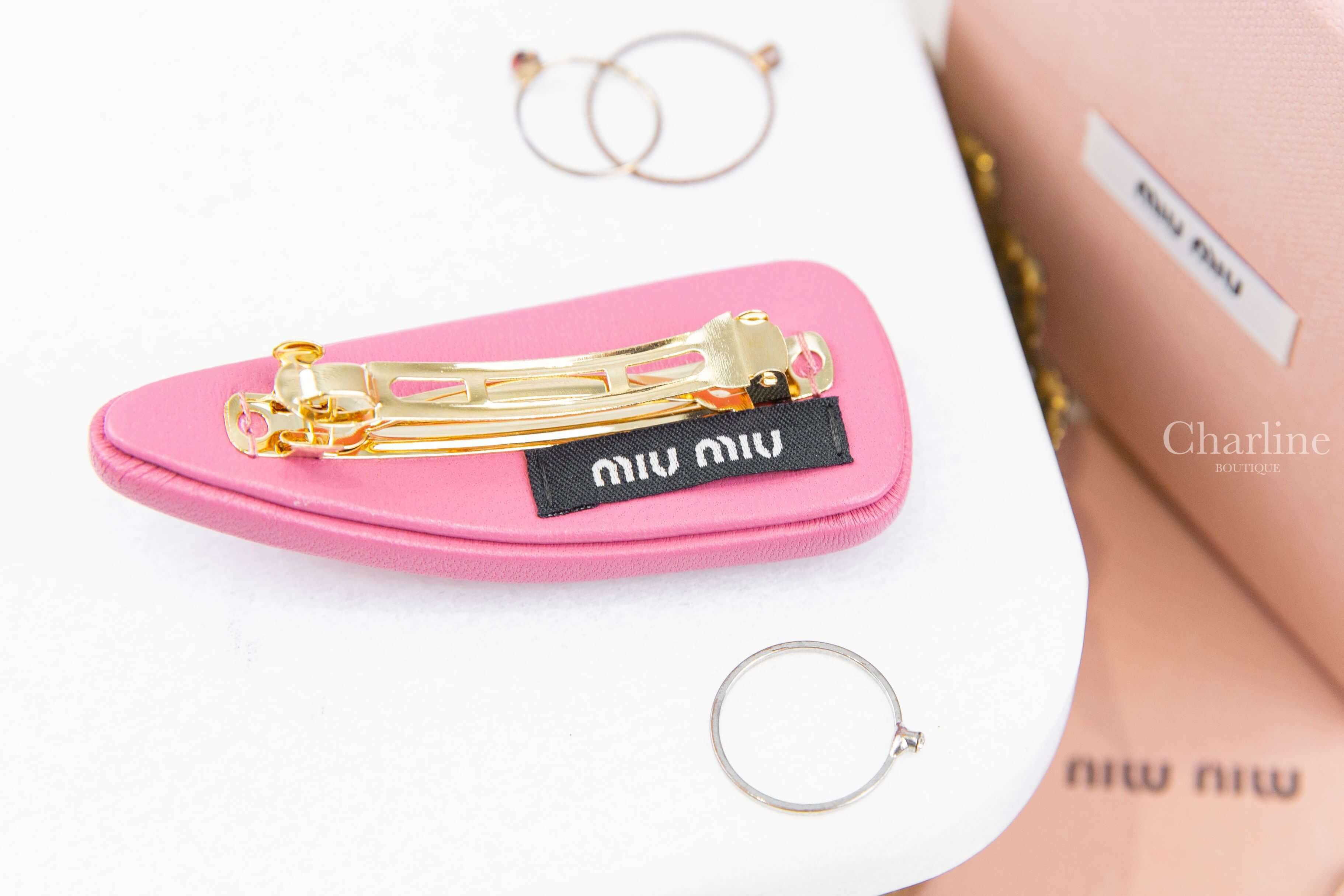 Miu Miu Nappa Leather Hair Clip 海棠粉金色字母皮革髮夾-Charline Boutique 精品代購