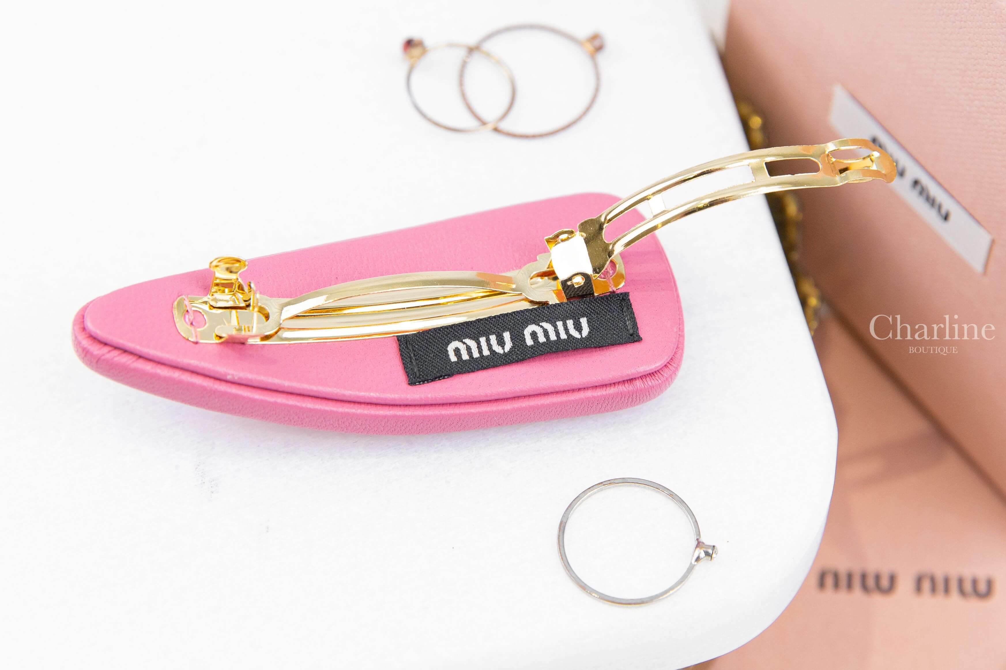 Miu Miu Nappa Leather Hair Clip 海棠粉金色字母皮革髮夾-Charline Boutique 精品代購