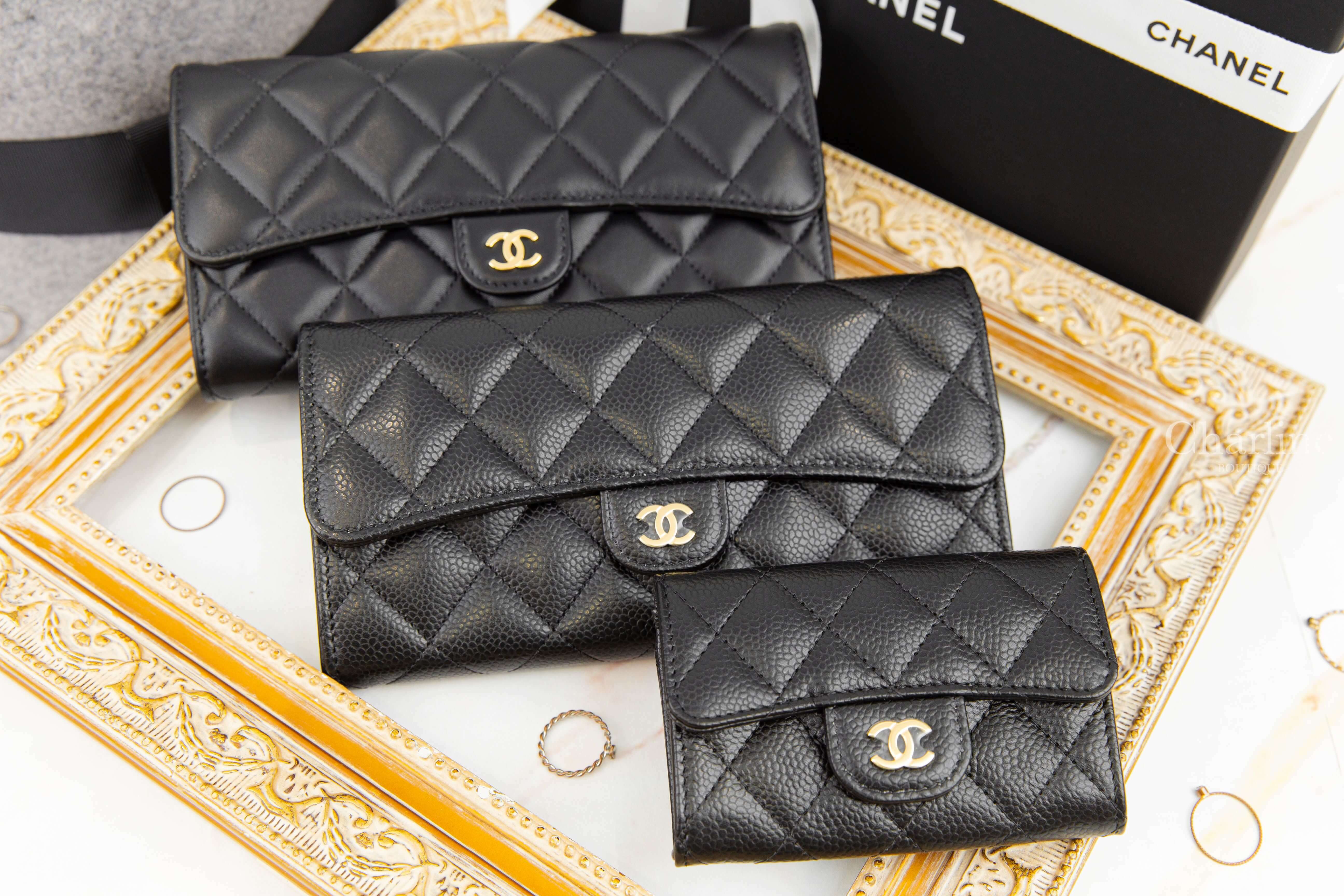 Chanel Classic Long Flap Wallet 黑色金CC酒紅內裡荔枝菱格紋前釦式長夾,黑色金CC小羊皮菱格紋酒紅內裡前釦式長夾,黑色金CC酒紅內裡荔枝菱格紋零錢夾-Charline Boutique 精品代購