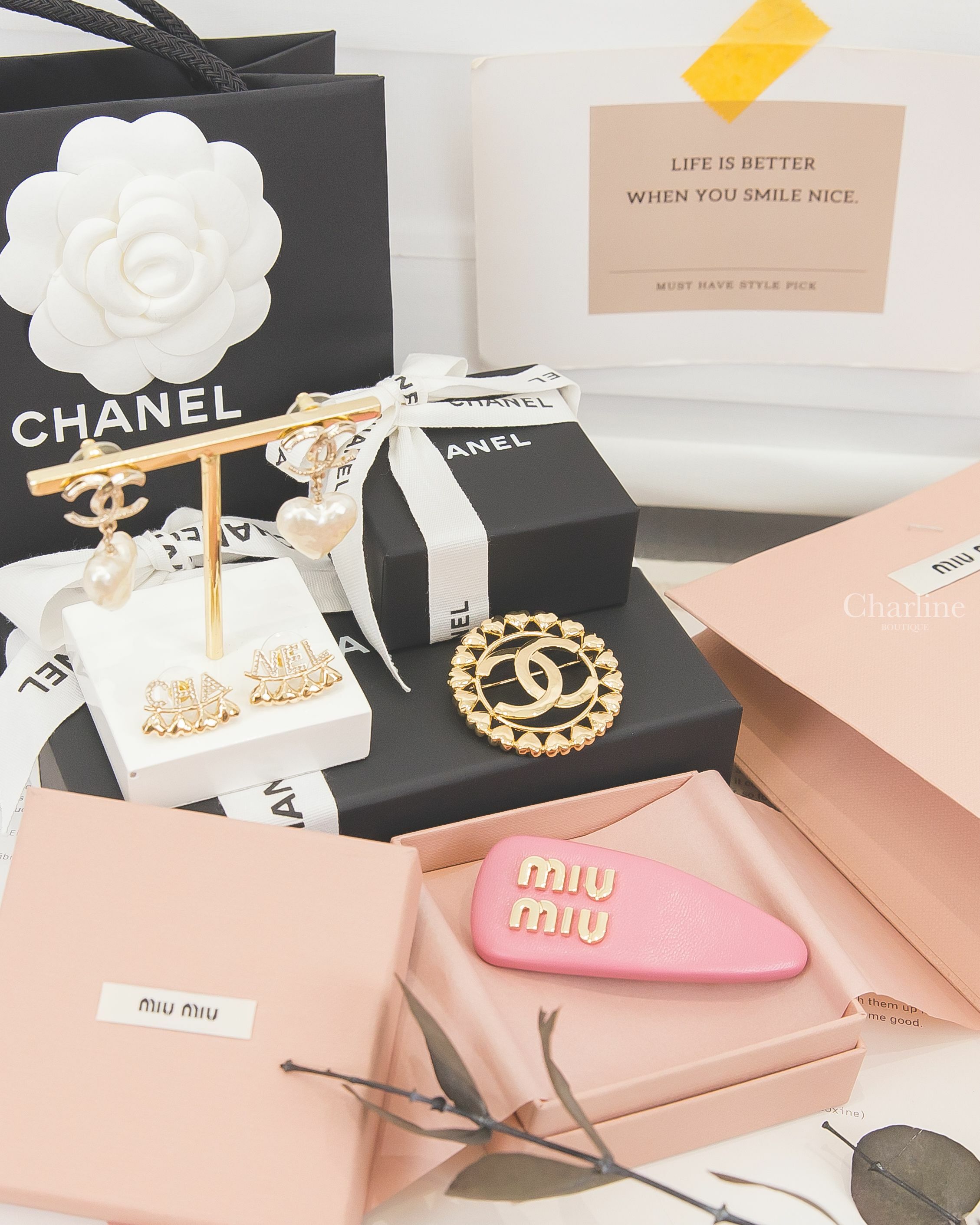 Miu Miu 海棠粉金色字母皮革髮夾,Chanel 金色CC愛心環繞邊框圓形胸針,Chanel 金色水鑽字母反向愛心不對稱耳環,Chanel 金色壓紋滾邊CC白色樹脂愛心垂墜耳環-Charline Boutique 精品代購