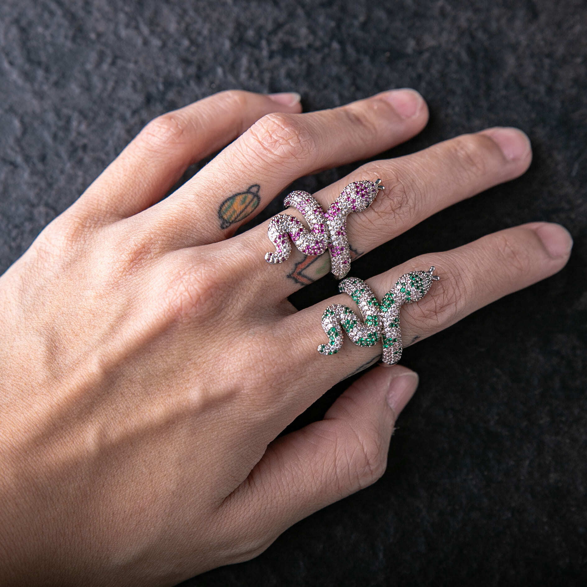 滿鑲雙色蛇造型戒指