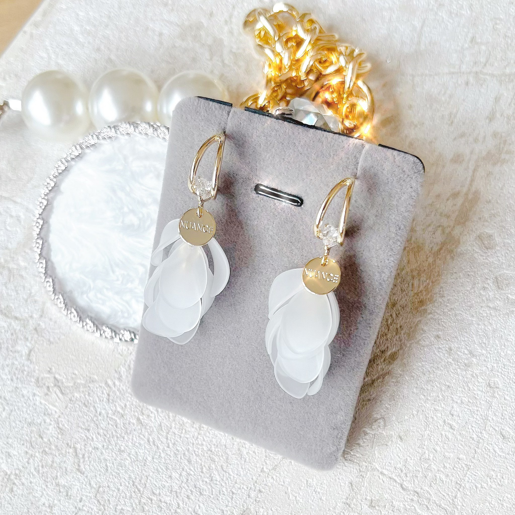 PY FASHION ACCESSORY : 金色心心閃石C圈白色磨牙葉仔耳環