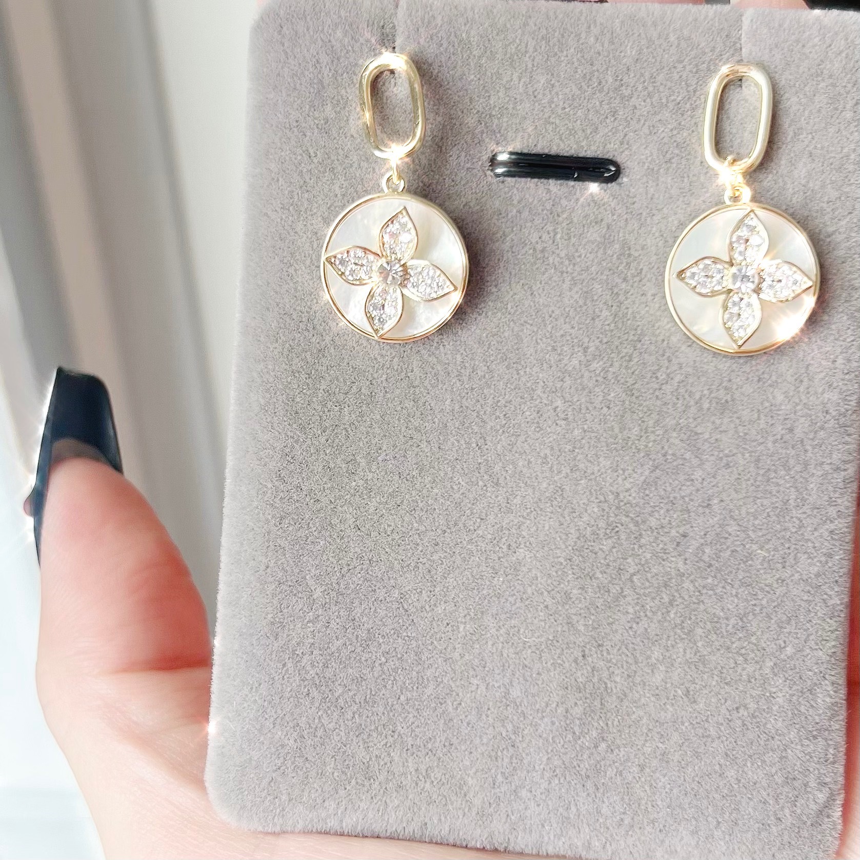 PY FASHION ACCESSORY: 貝母白轉連花花耳環