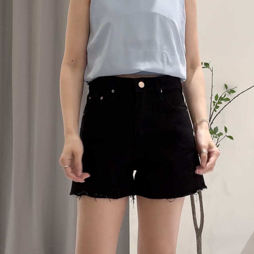 版偏小-褲管不收邊牛仔短褲(黑/SM)