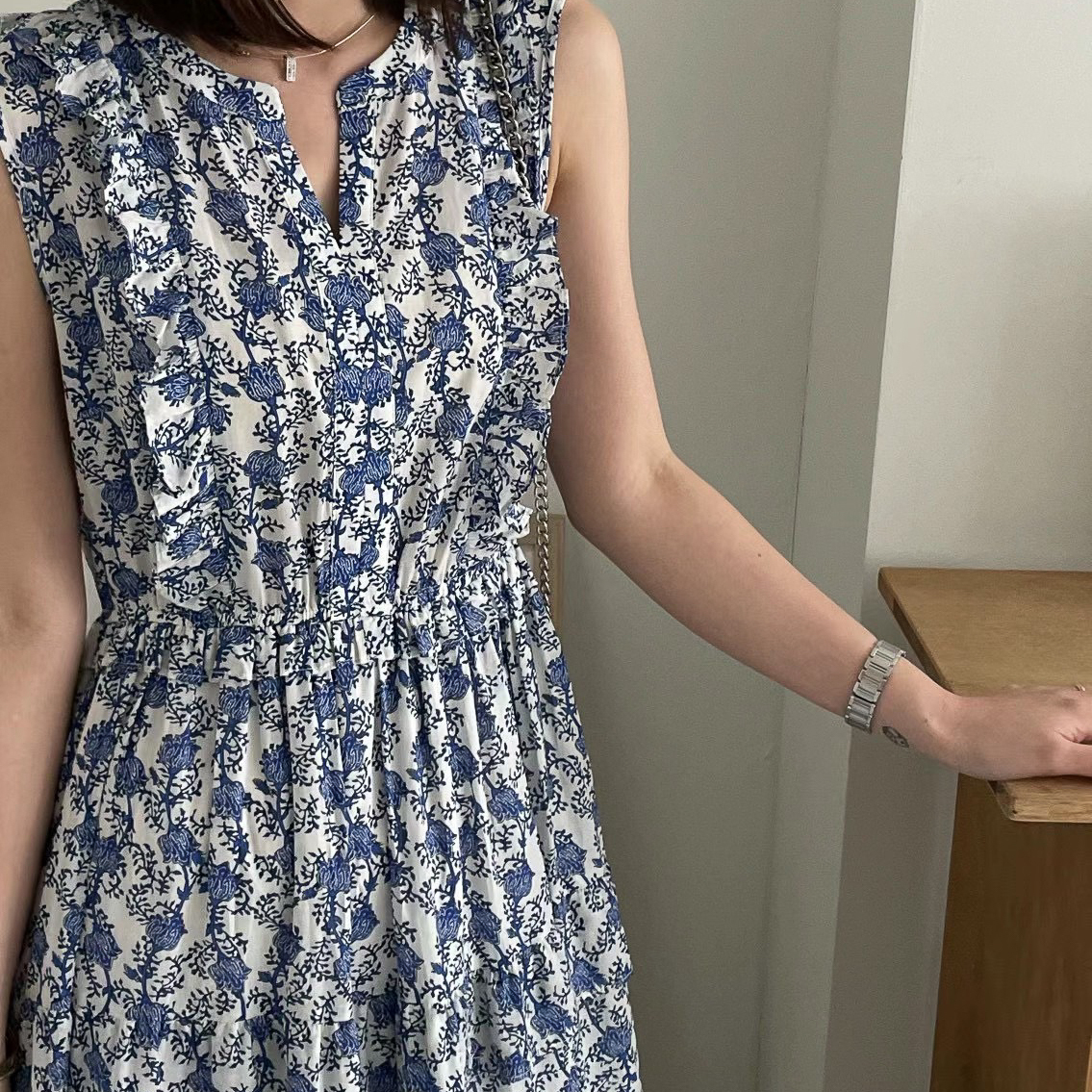 細緻滑料V領渡假感花紋長洋