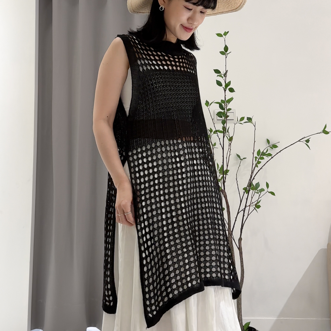 雙側開衩設計簍空布紋背心罩(黑)