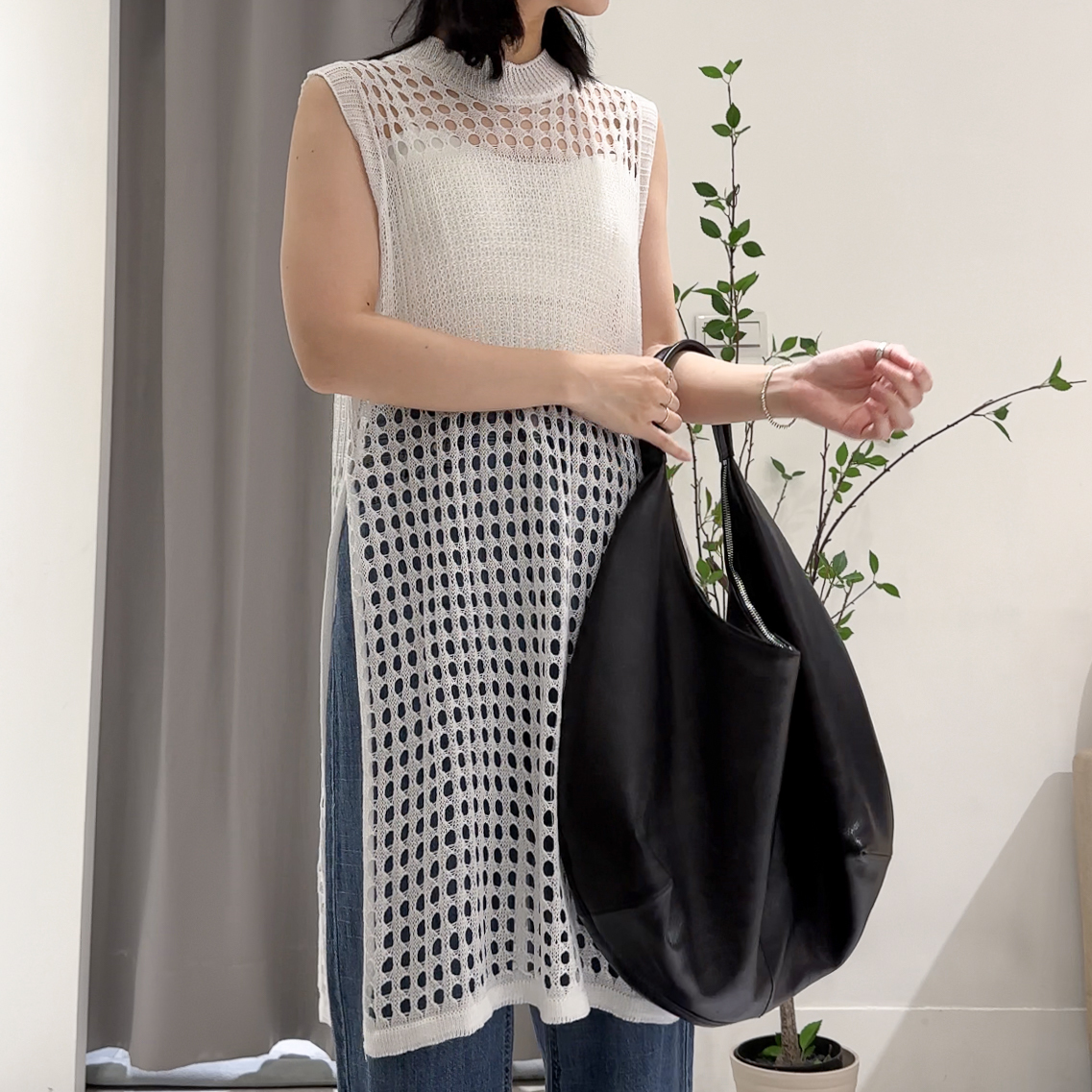 雙側開衩設計簍空布紋背心罩(白)