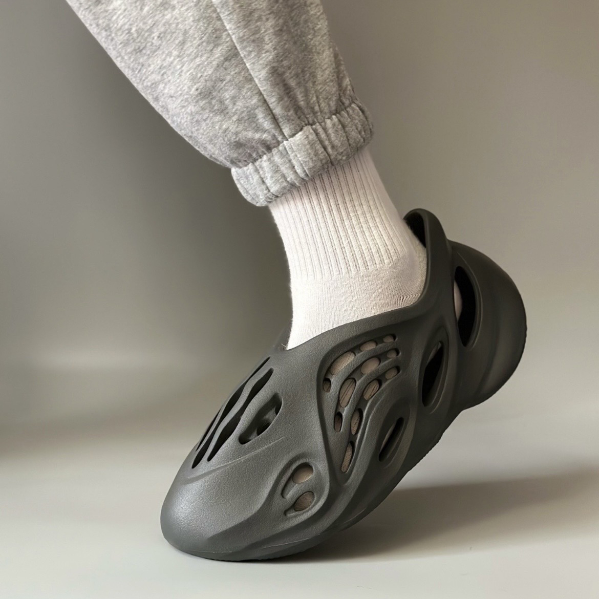 Adidas OG Yeezy Foam Runner 碳灰 洞洞鞋 IG5349