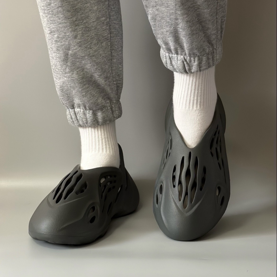 Adidas OG Yeezy Foam Runner 碳灰洞洞鞋IG5349