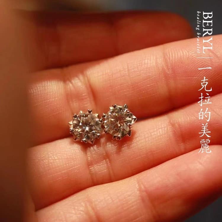 經典款單顆1克拉莫桑鑽純銀耳環(一對)