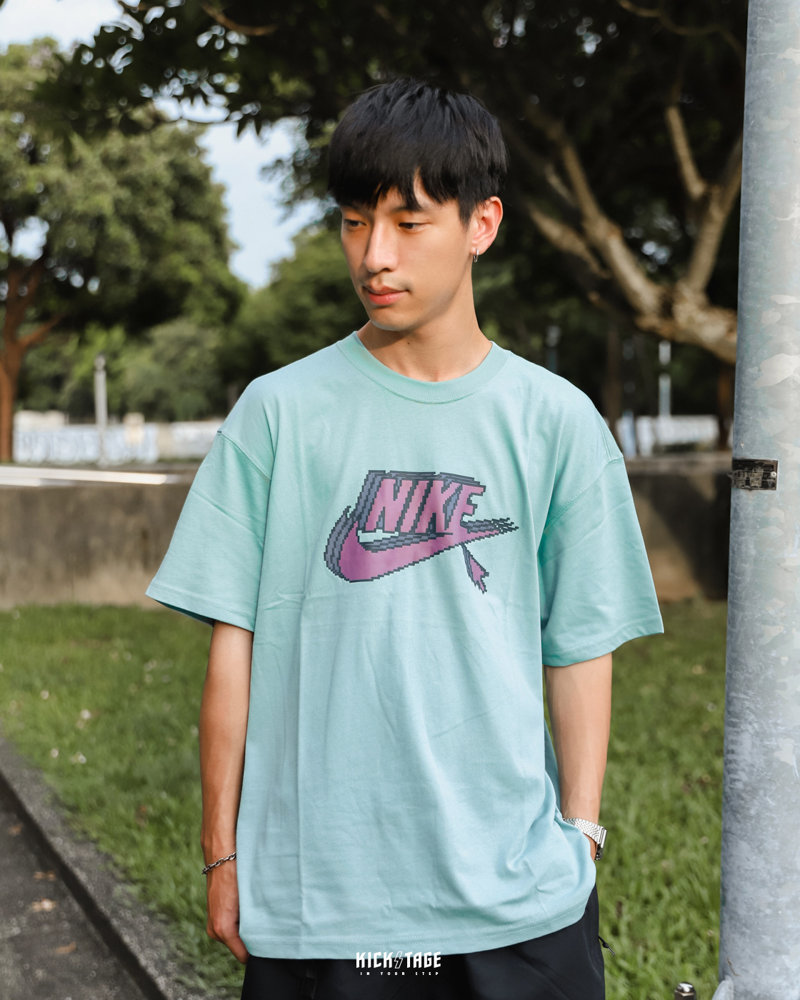 男款NIKE NSW TEE 白藍綠鋸齒像素LOGO 圓領繽紛寬鬆休閒上衣短T 【FD129