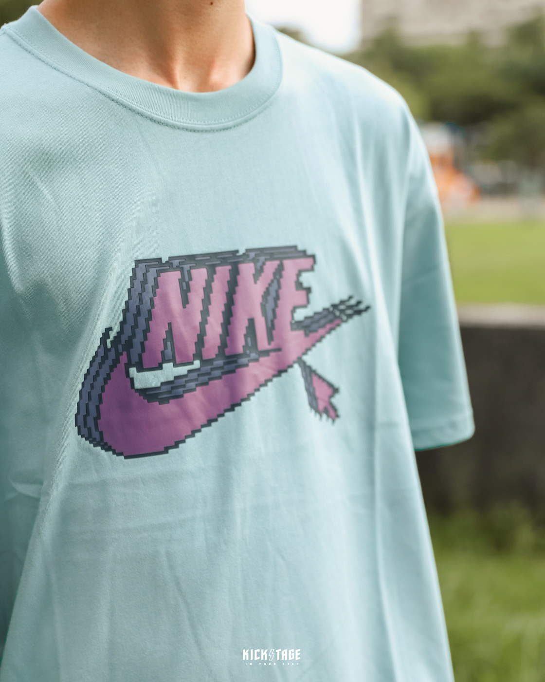 男款NIKE NSW TEE 白藍綠鋸齒像素LOGO 圓領繽紛寬鬆休閒上衣短