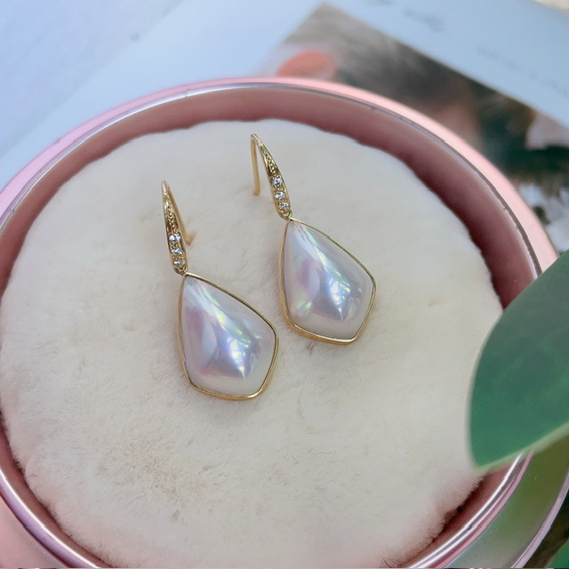 18K金稀有日本極光白色馬貝珠鑽石耳勾 - 盾牌形