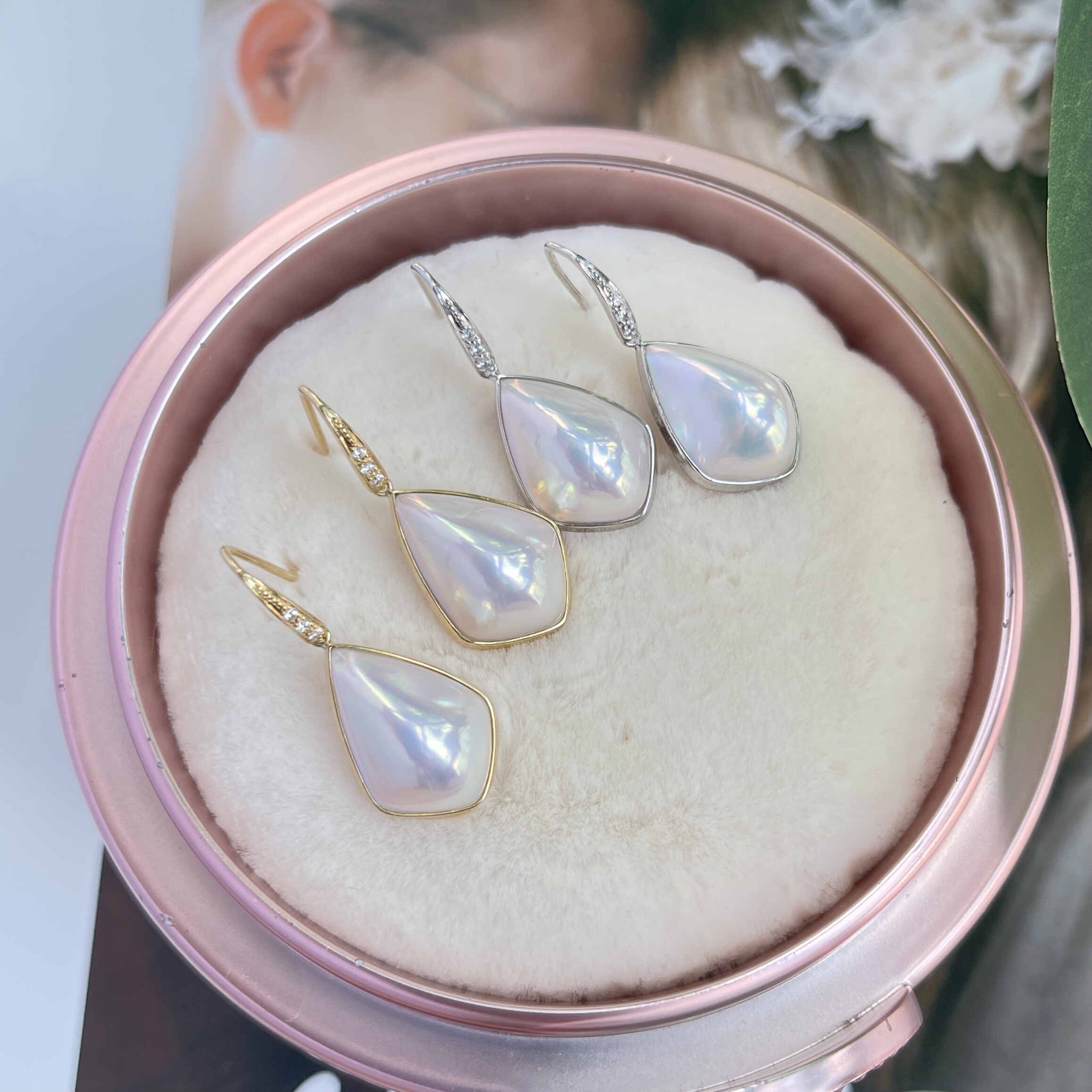 18K金稀有日本極光白色馬貝珠鑽石耳勾 - 盾牌形