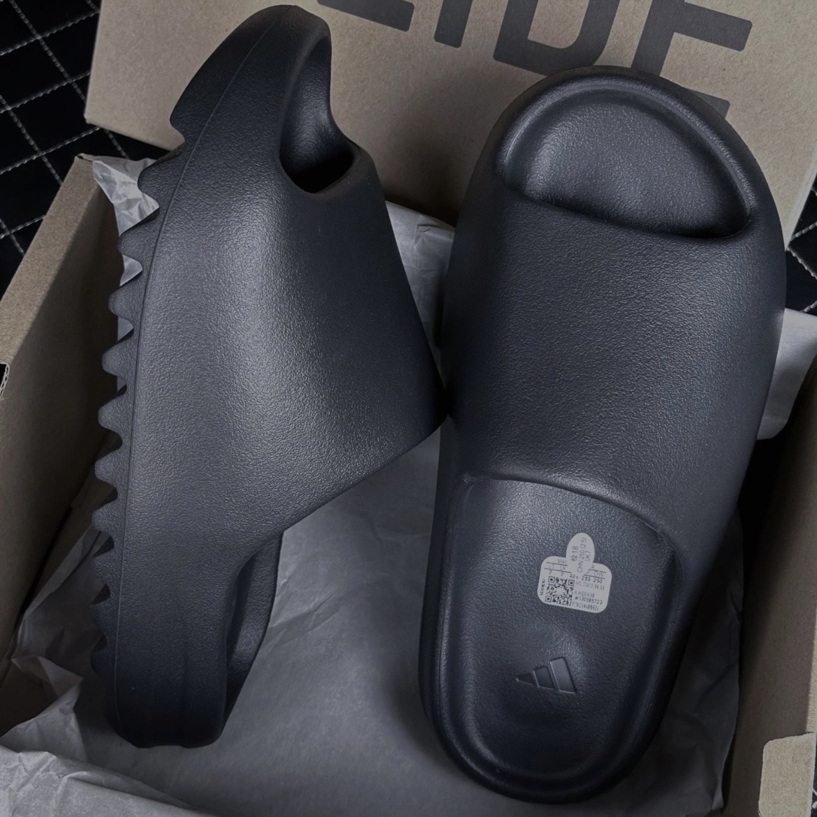 adidas Yeezy Slide "Granite" 拖鞋 黑灰 新款 ID4132