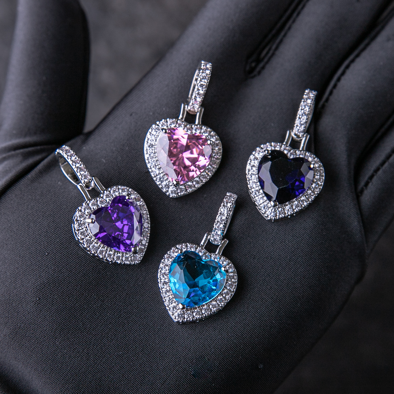 CENTER STONE ICED HEART PENDANT |四個顏色｜藍/紫/黑/粉