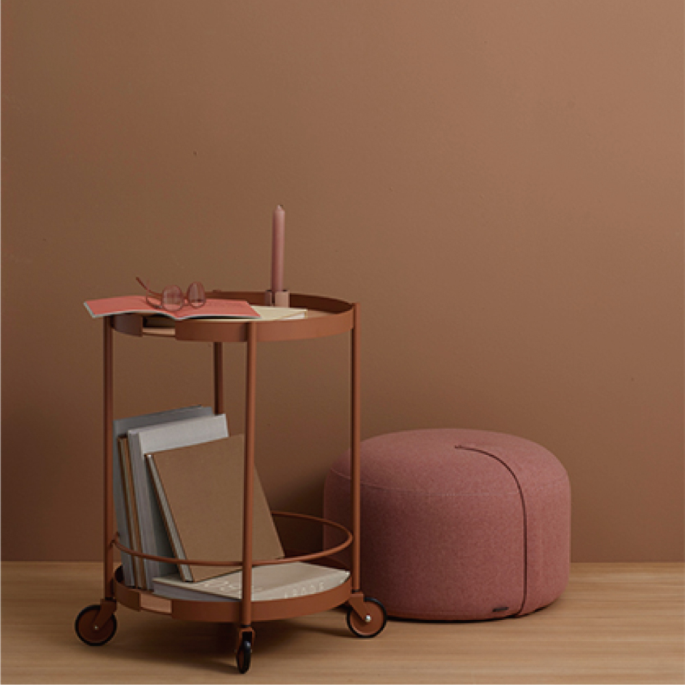 DESIGN BITE圓形推車,磚紅色,搭配同色系的牆面及椅子,形成整體的美感。