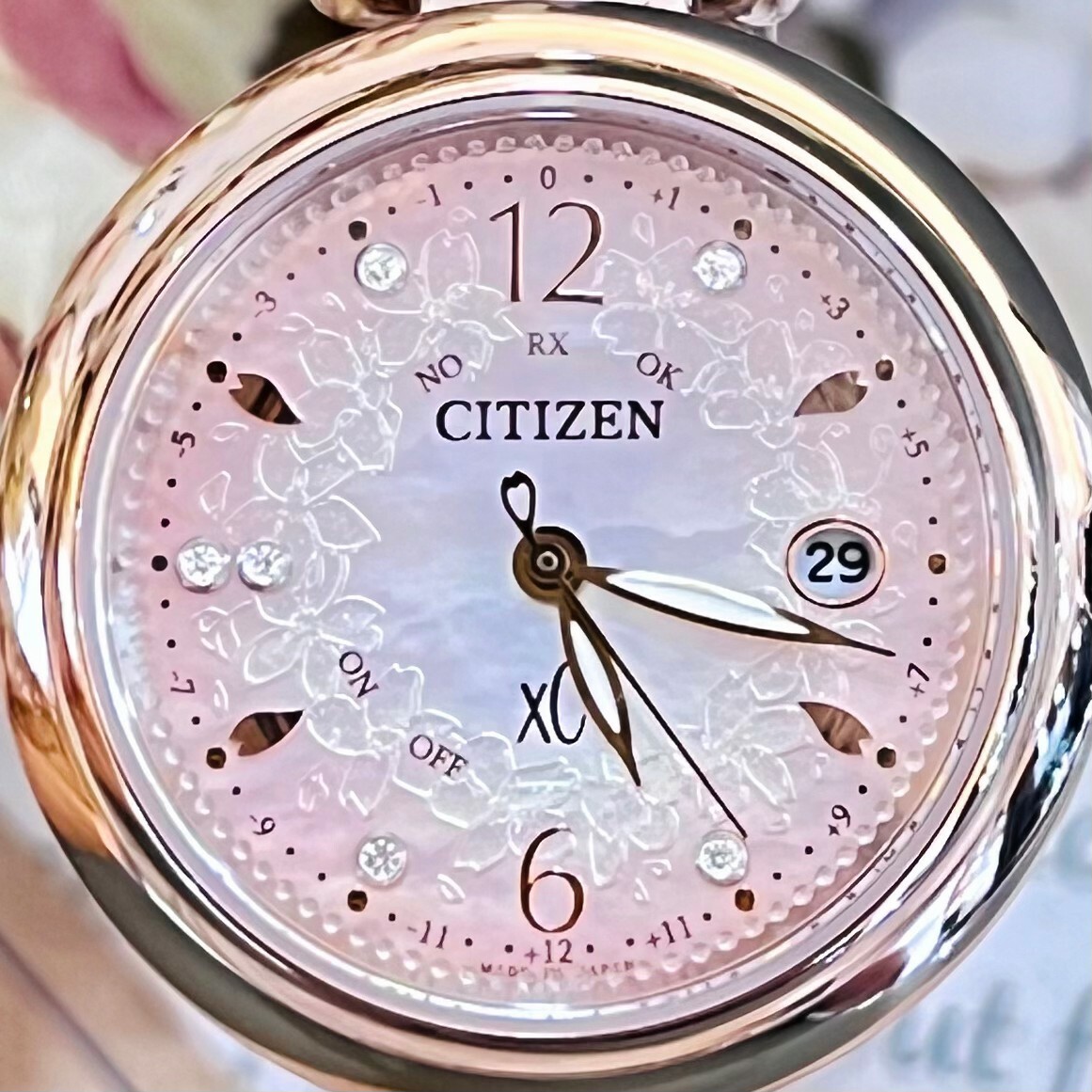 CITIZEN星辰】XC-Sakura pink光動能電波鑽石女錶ES9467-62W 29mm 現代鐘錶