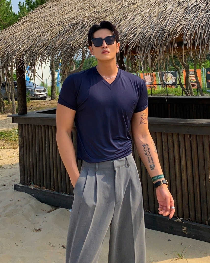 緞面V領肌肉短袖上衣