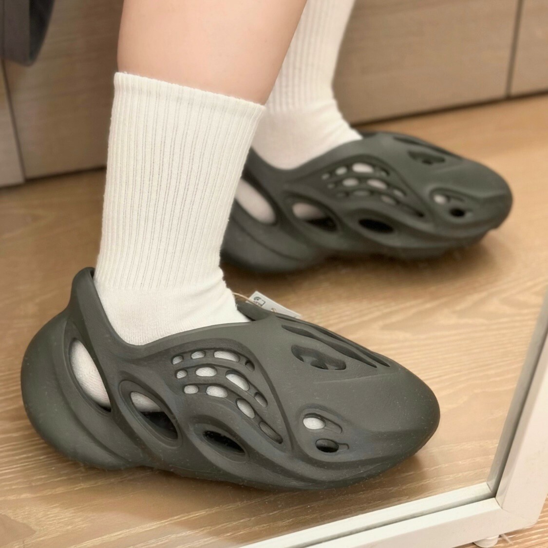 Adidas YEEZY Foam Runner "Carbon" 炭灰 聯名 洞洞鞋