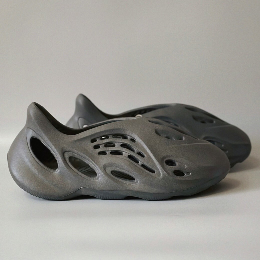 Adidas YEEZY Foam Runner "Carbon" 炭灰 聯名 洞洞鞋