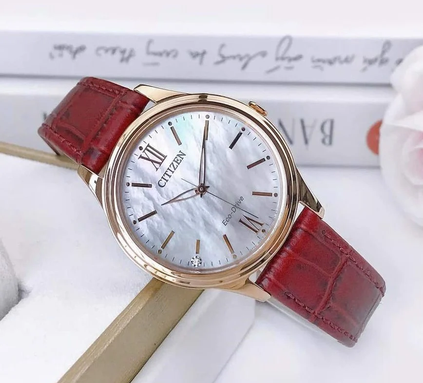 萬年鐘錶 - Citizen 星辰錶  光動能貝殼麵盤氣質款簡約皮革女錶 EM0419-11D  錶徑 34MM