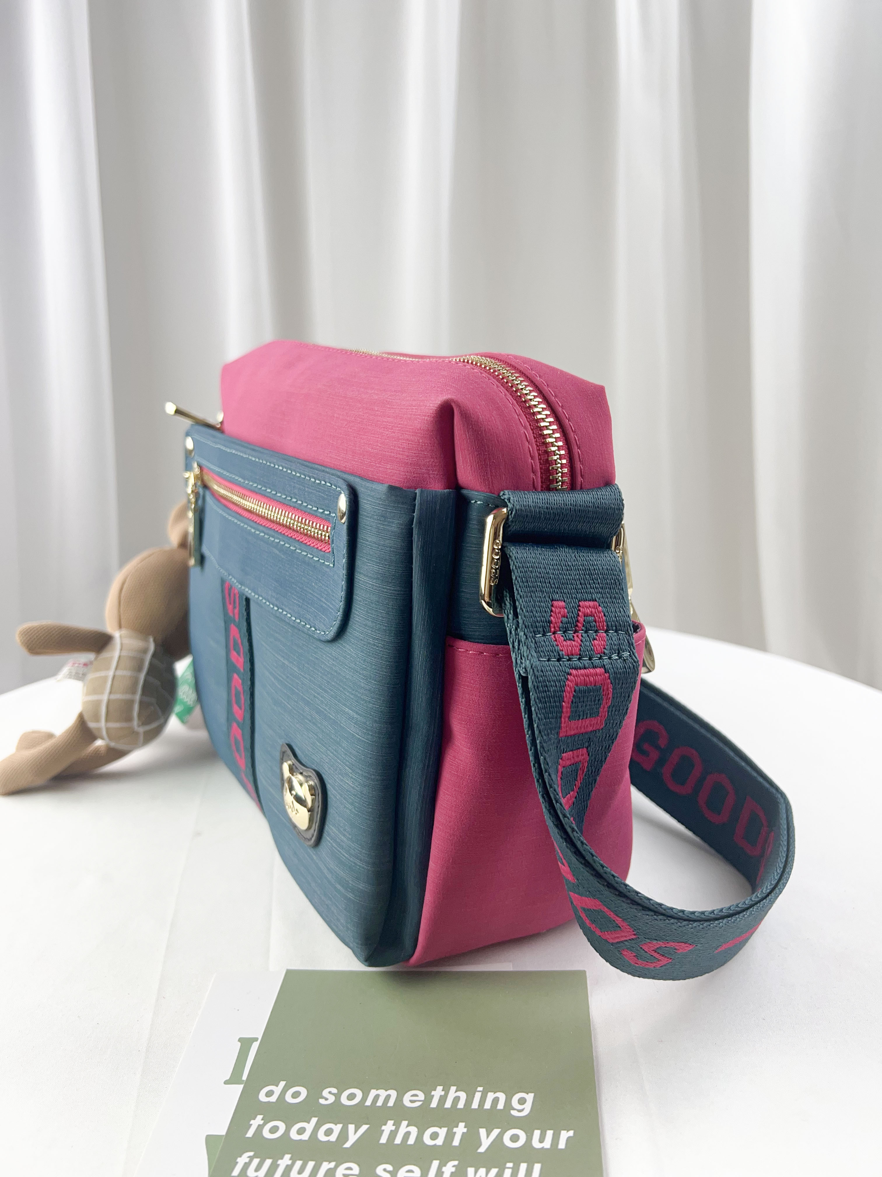 GOODS 綠桃拼色防潑水側背包 附小熊吊飾 #29295