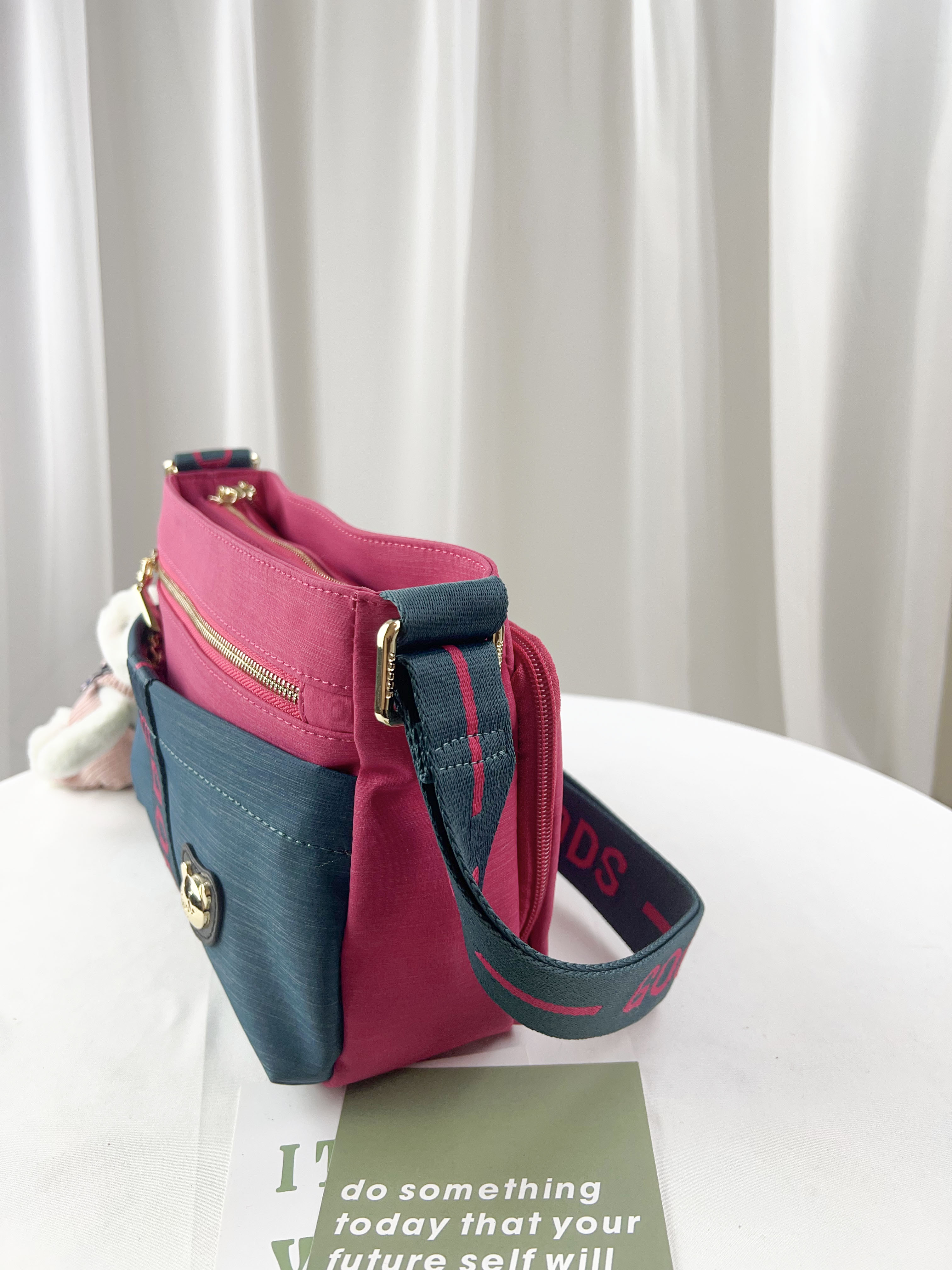 GOODS 綠桃拼色防潑水側背包 附小熊吊飾 #2722