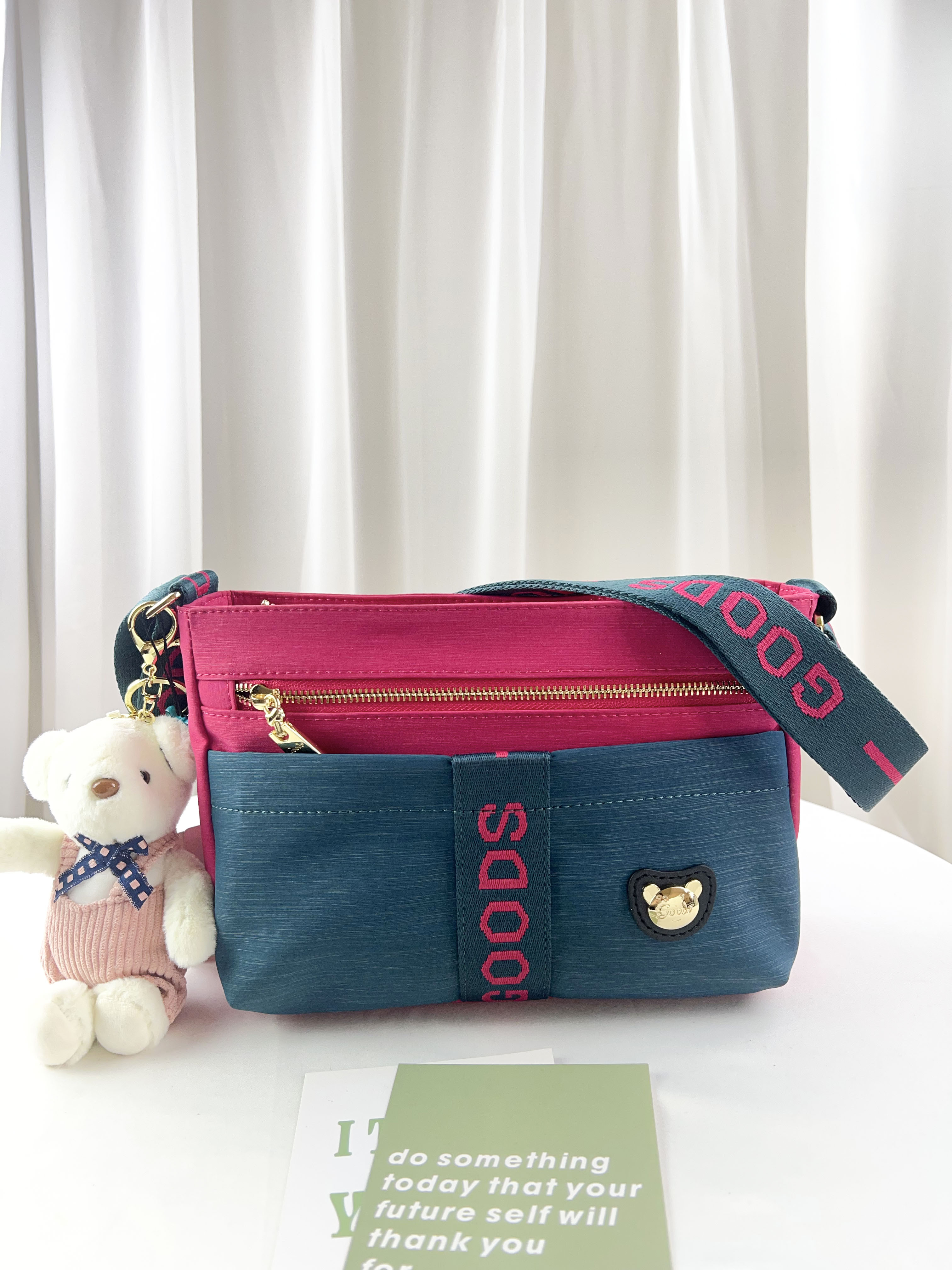 GOODS 綠桃拼色防潑水側背包 附小熊吊飾 #2722