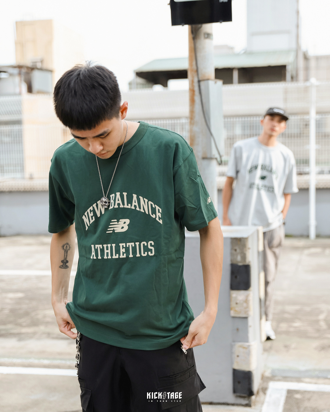 **特價商品售出不退換**男款 NEW BALANCE 親膚植絨學院風文字 綠色 灰色 LOGO 寬鬆 休閒 短袖上衣【AMT33551NWG】【AMT33551AG】