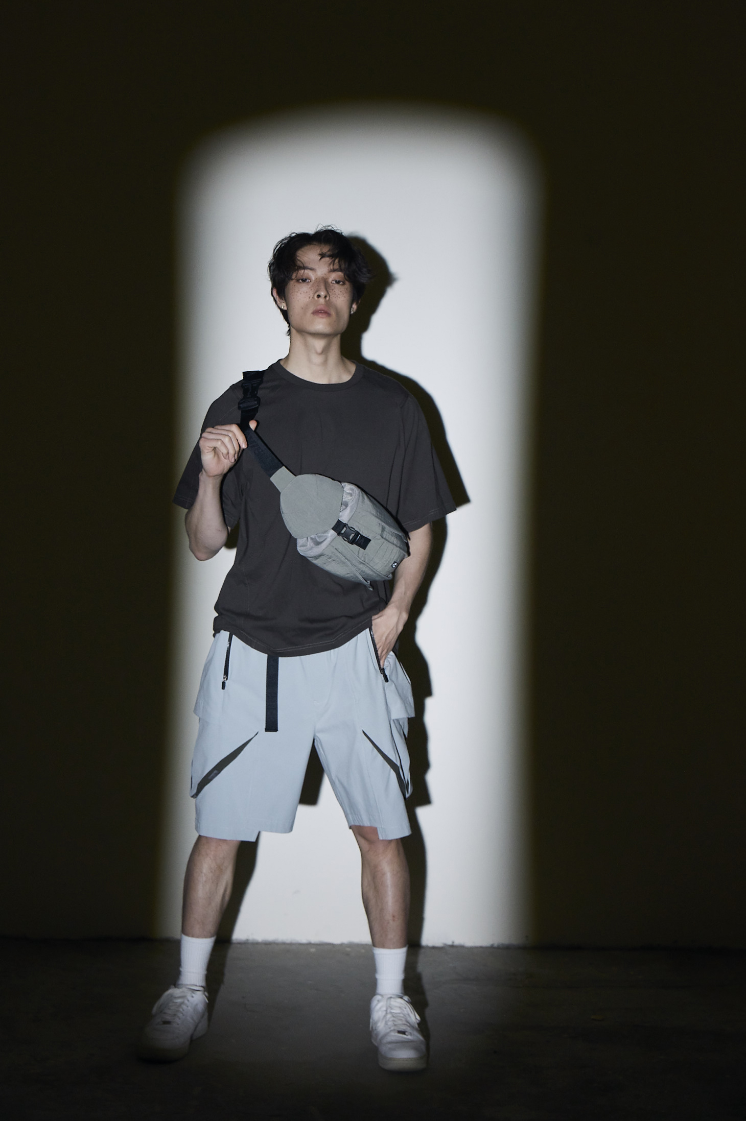 蟲背剪接寬鬆Tee- 深灰