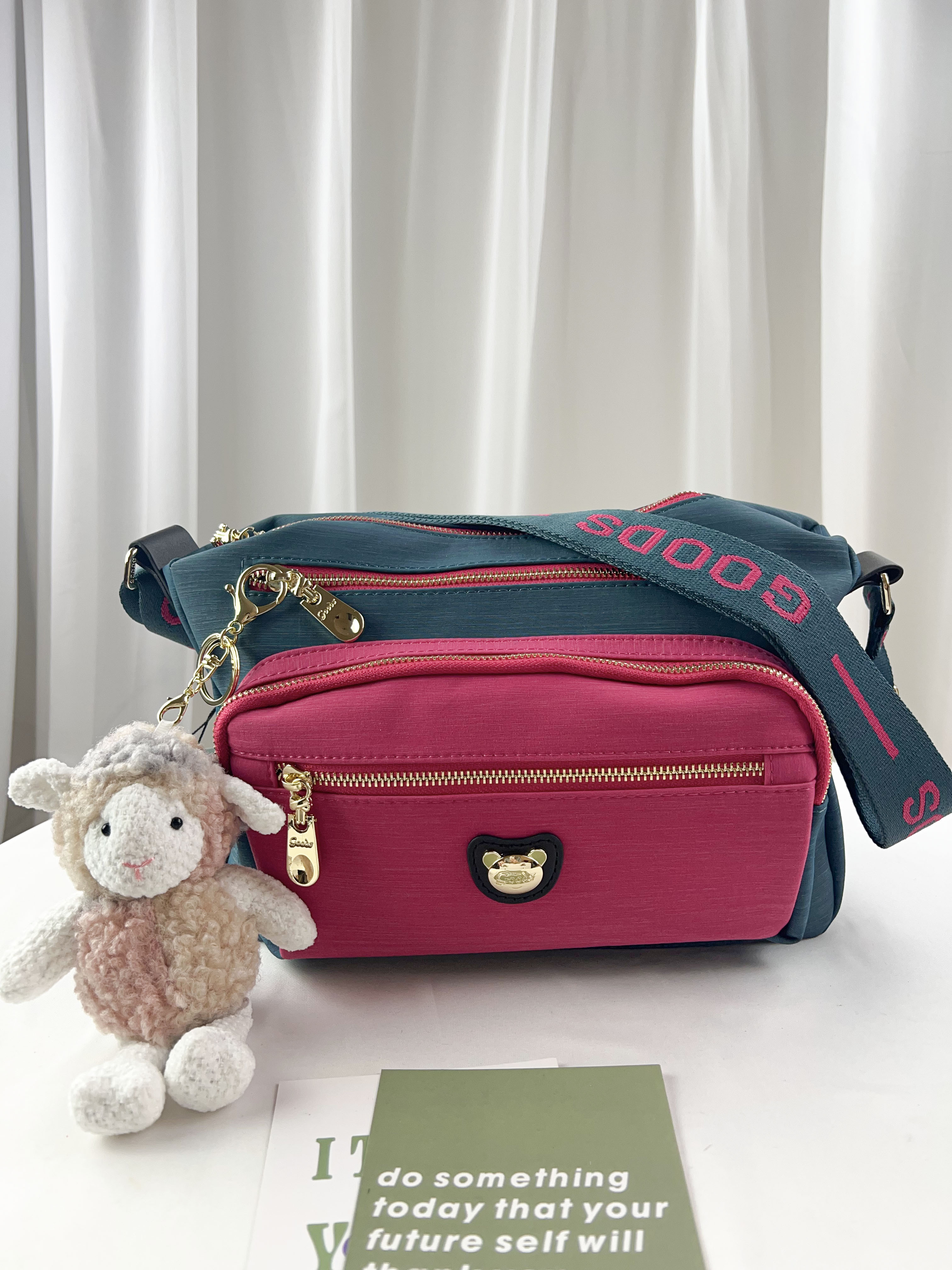 GOODS 綠桃拼色防潑水側背包 附小熊吊飾   #6155