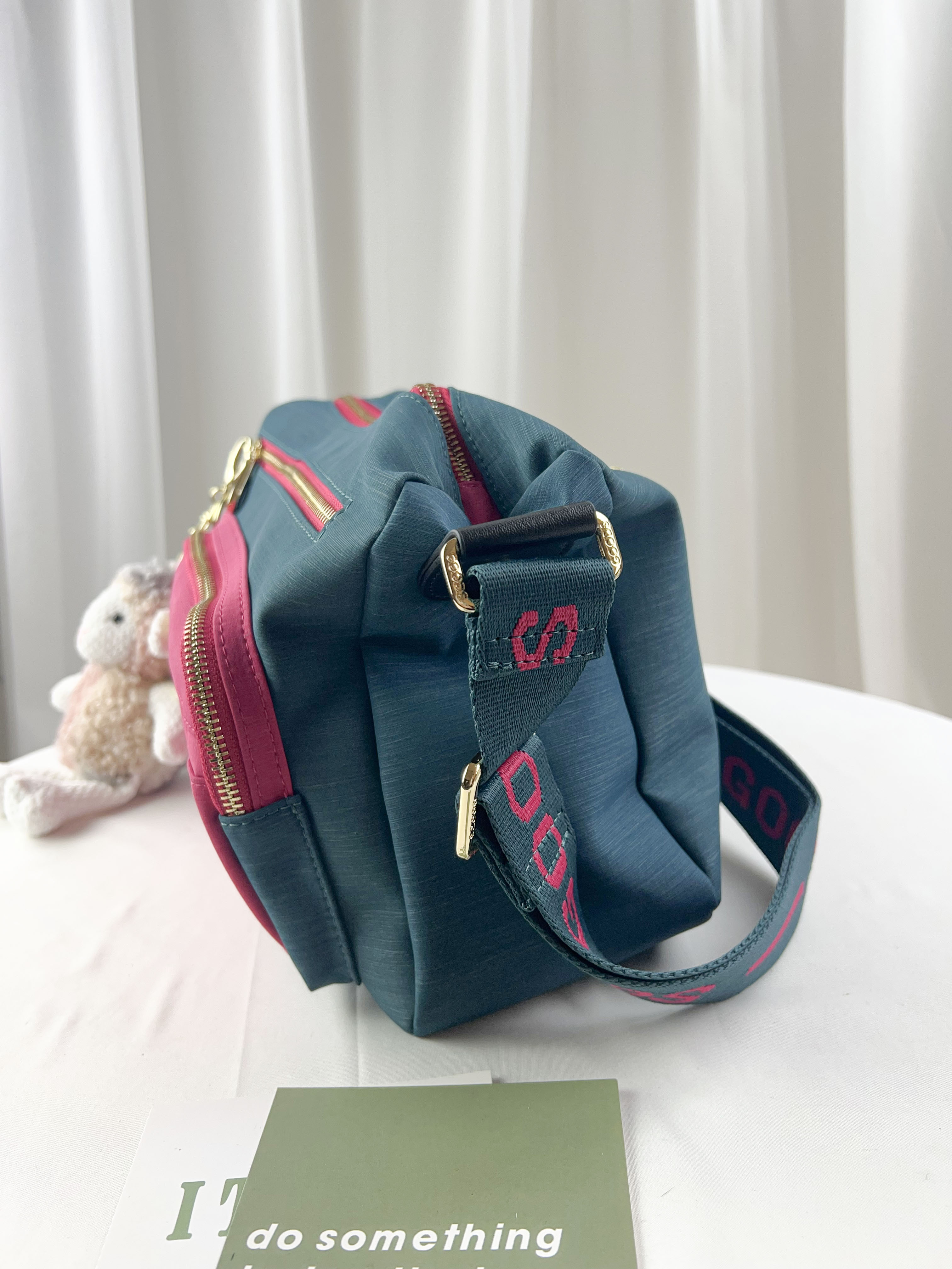 GOODS 綠桃拼色防潑水側背包 附小熊吊飾   #6155