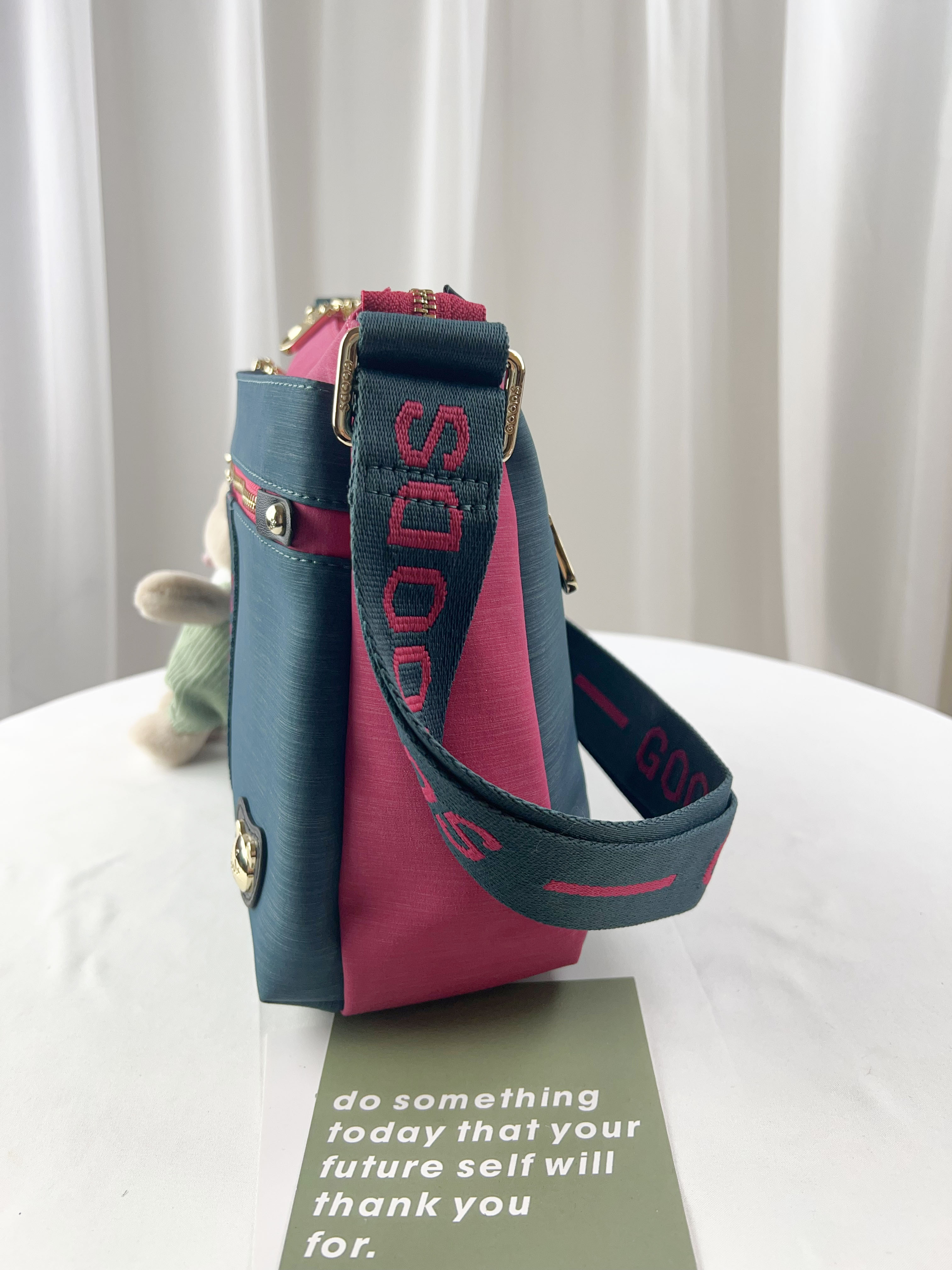 GOODS 綠桃拼色防潑水側背包 附小熊吊飾 #2676