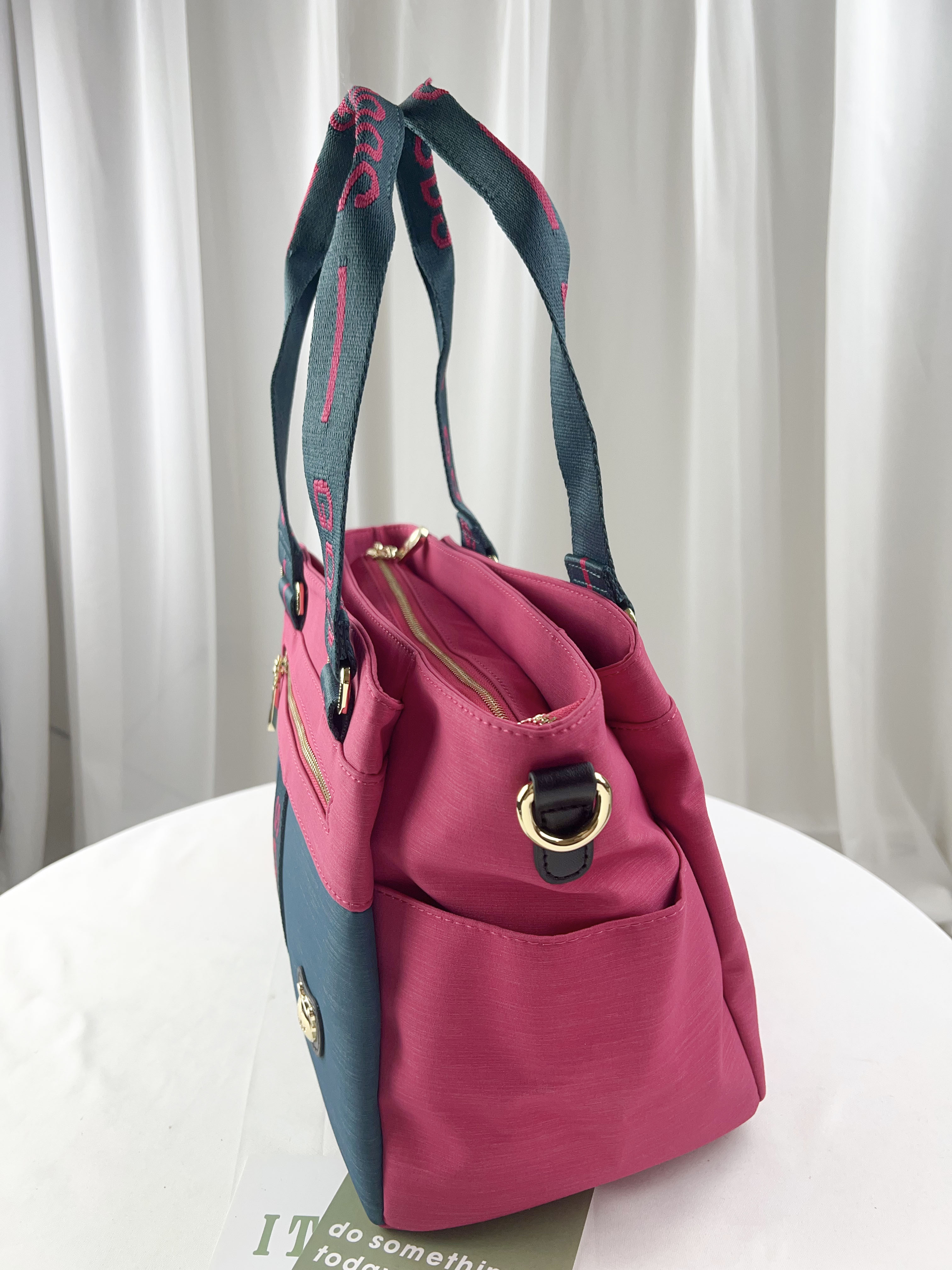 GOODS 綠桃拼色防潑水手提包 / 側背包 附小熊吊飾 #2776