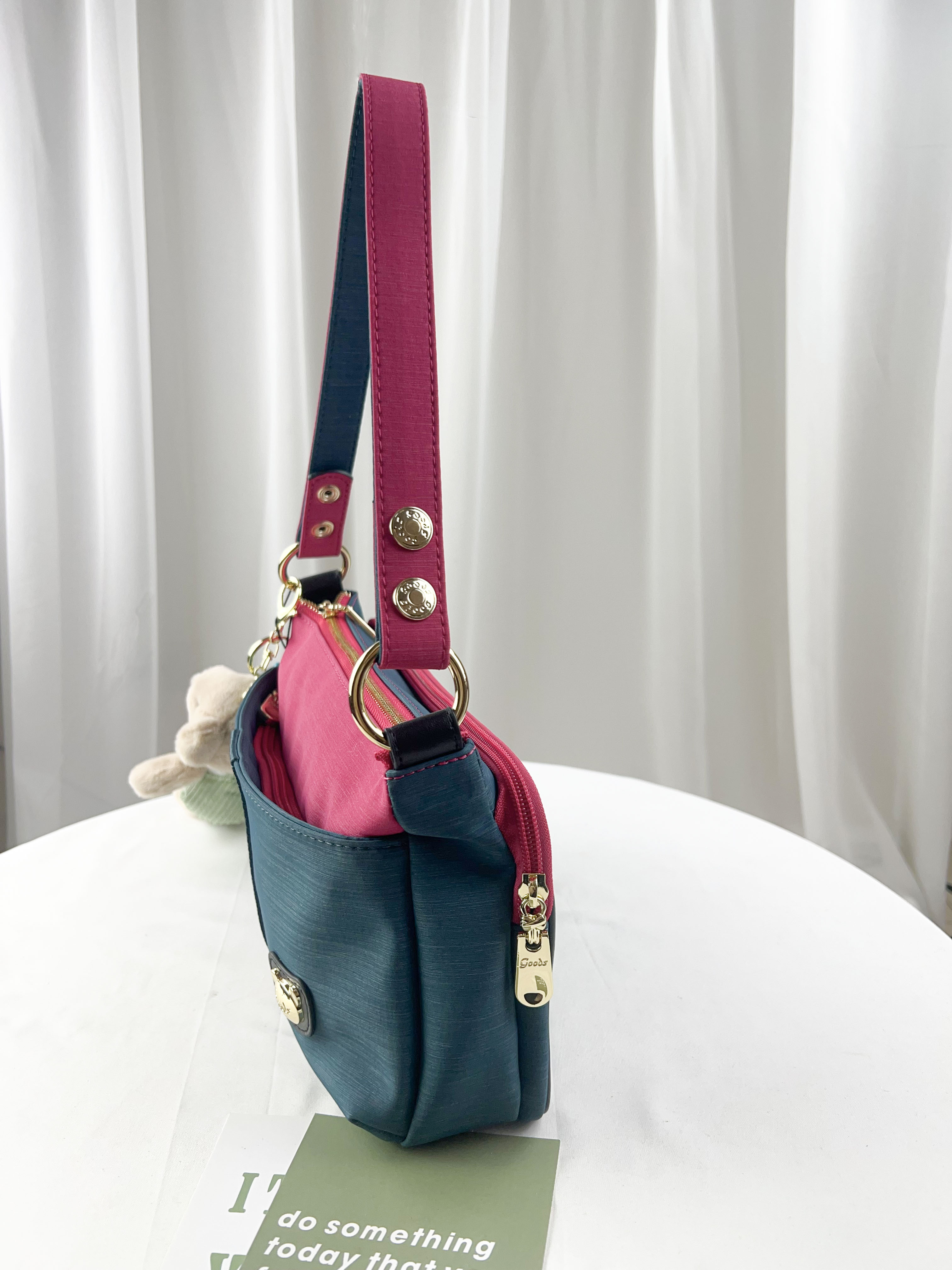 GOODS 綠桃拼色防潑水肩背包 / 側背包 附小熊吊飾 #2048