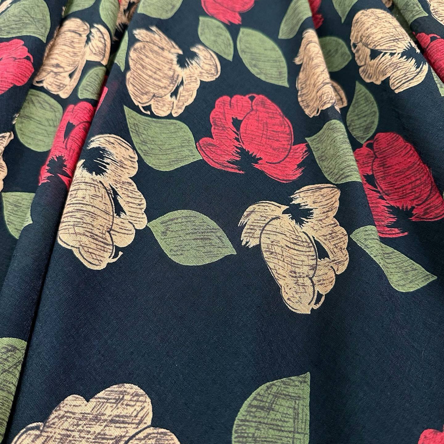 黑色大花棉麻質料傘裙