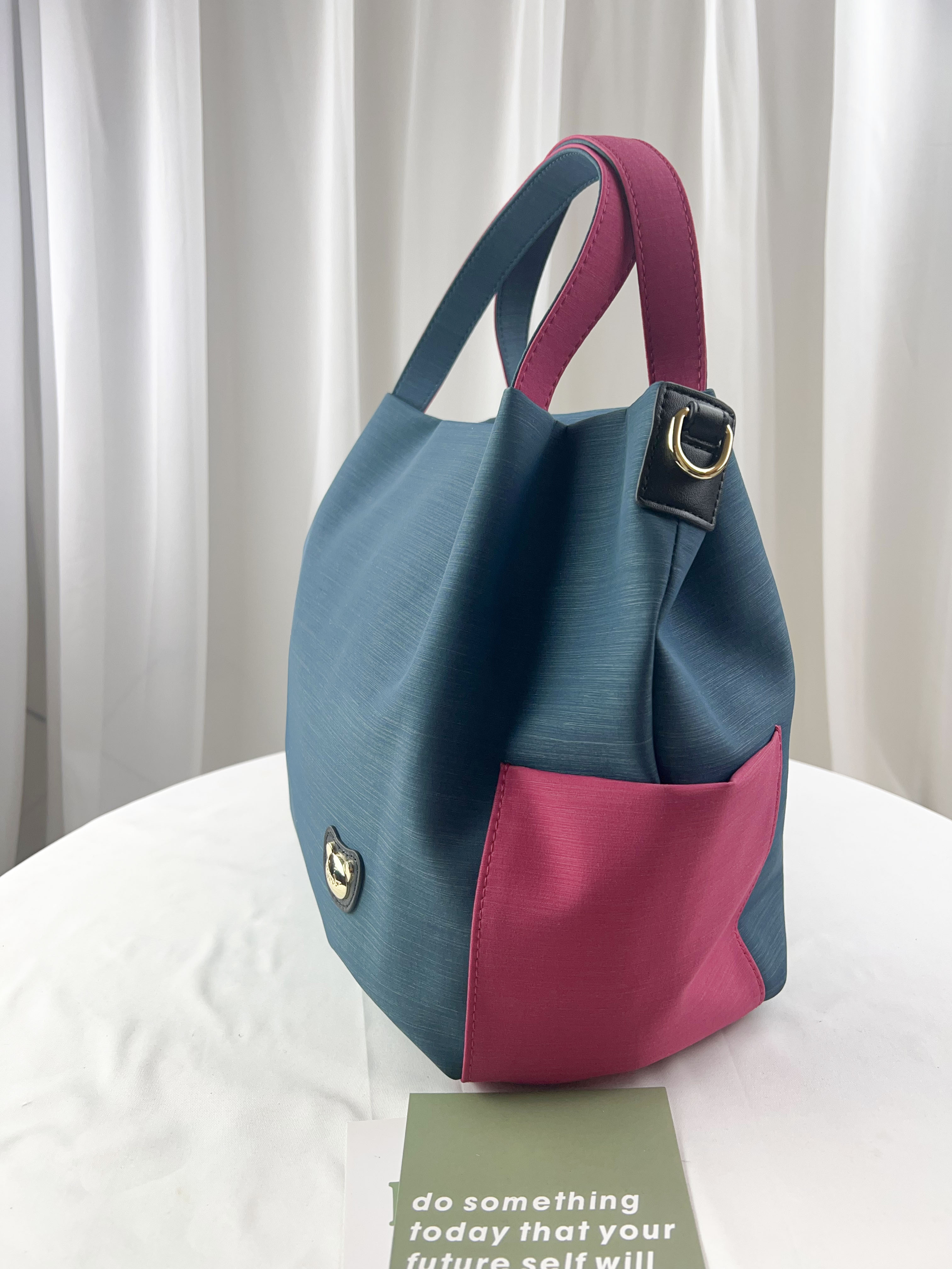 GOODS 綠桃拼色防潑水手提包 / 側背包 附小熊吊飾  #2568