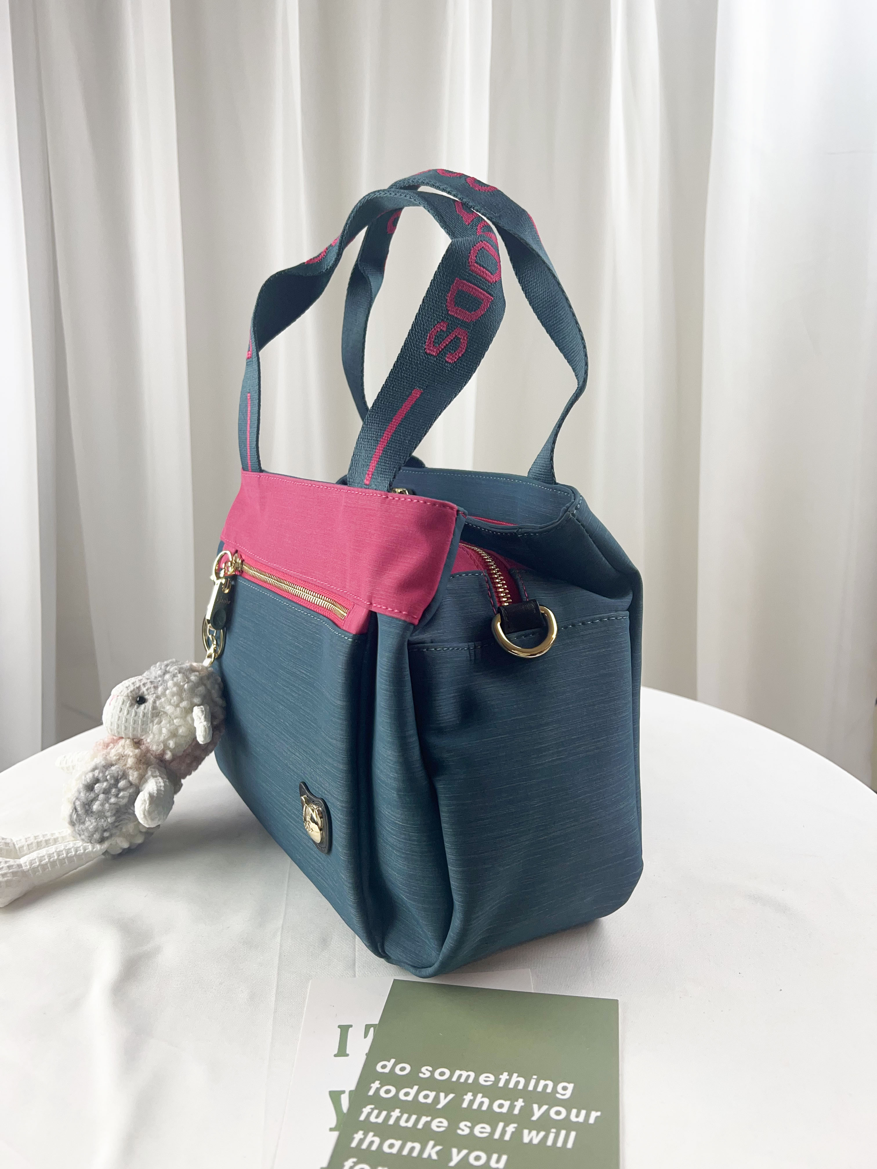 GOODS 綠桃拼色防潑水手提包 / 側背包 附小熊吊飾  #2757