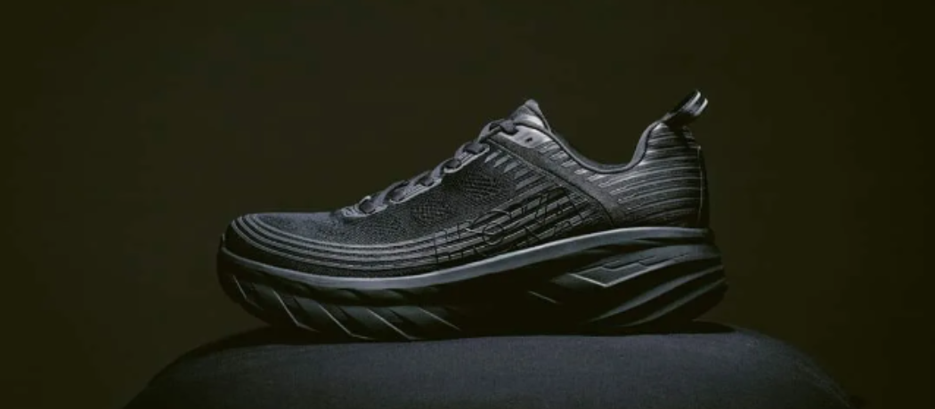 HOKA ONE ONE 運動鞋的獨特魅力在於其多元的穿搭風格，不僅適用於運動場地，同樣適合在時尚的街頭展現個人風格。