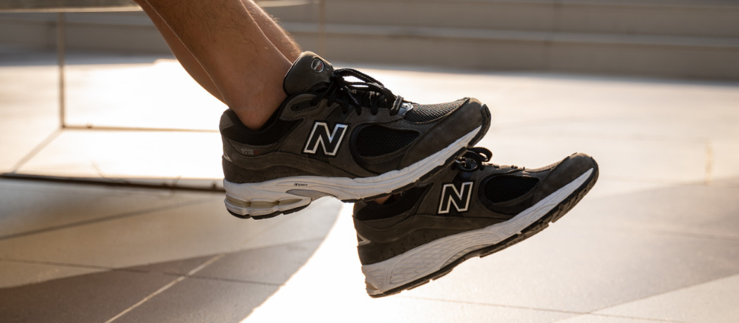 New Balance是一個享譽全球的運動鞋品牌，其源起可以追溯到 1906 年，由創辦人威廉·J·拉利在美國麻薩諸塞州波士頓成立。威廉·拉利的願景是創造出一種結合創新科技與舒適設計的運動鞋，以幫助人們更好地享受運動和日常生活。