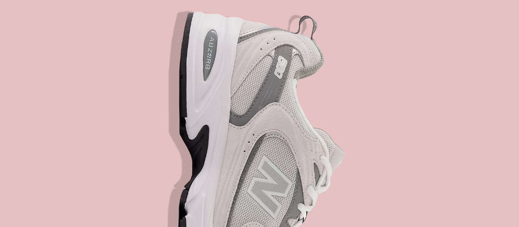 波士頓，作為 New Balance 的發源地，不僅影響了品牌的價值觀，也啟發了許多經典鞋款的誕生。這座城市的活力和運動文化深深融入了 New Balance 的基因，使其成為運動和時尚的代名詞。