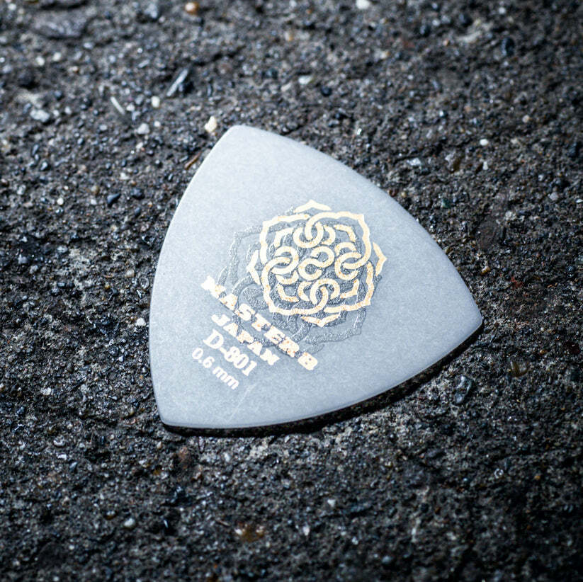 日本製造 Master 8 D-801S Hard Grip 三角 磨砂防滑 彈片 pick